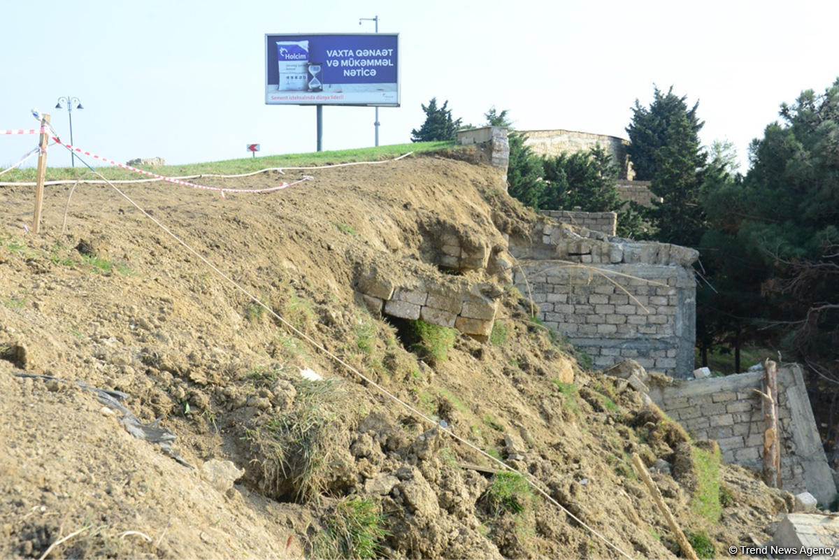 В ИВ района сообщили о ситуации на Зыхском шоссе в Баку после оползня (ФОТО/ВИДЕО)