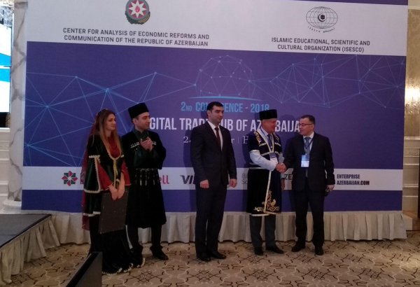 Гендиректор ISESCO и глава представительства ЕС в Азербайджане получили статус мобильного резидента (ФОТО)