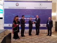 Гендиректор ISESCO и глава представительства ЕС в Азербайджане получили статус мобильного резидента (ФОТО)