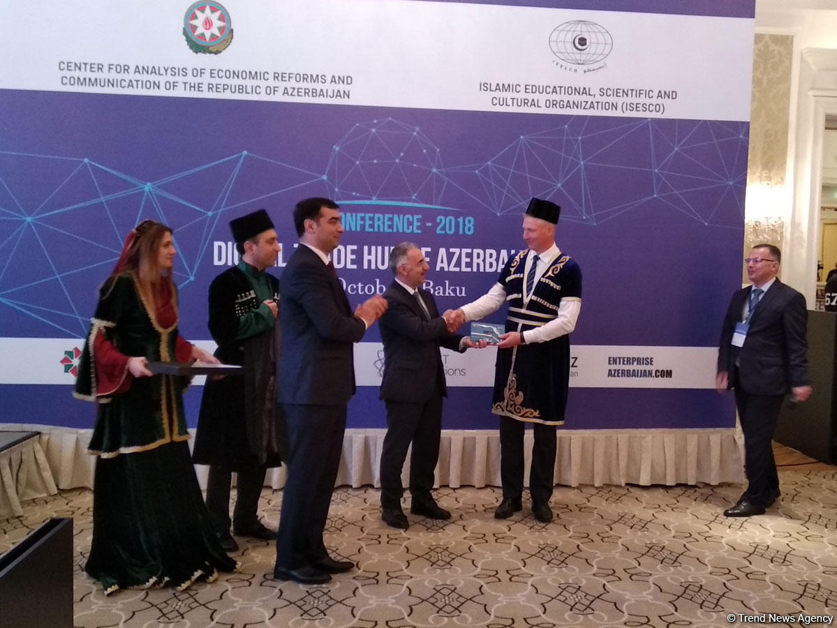 Гендиректор ISESCO и глава представительства ЕС в Азербайджане получили статус мобильного резидента (ФОТО)