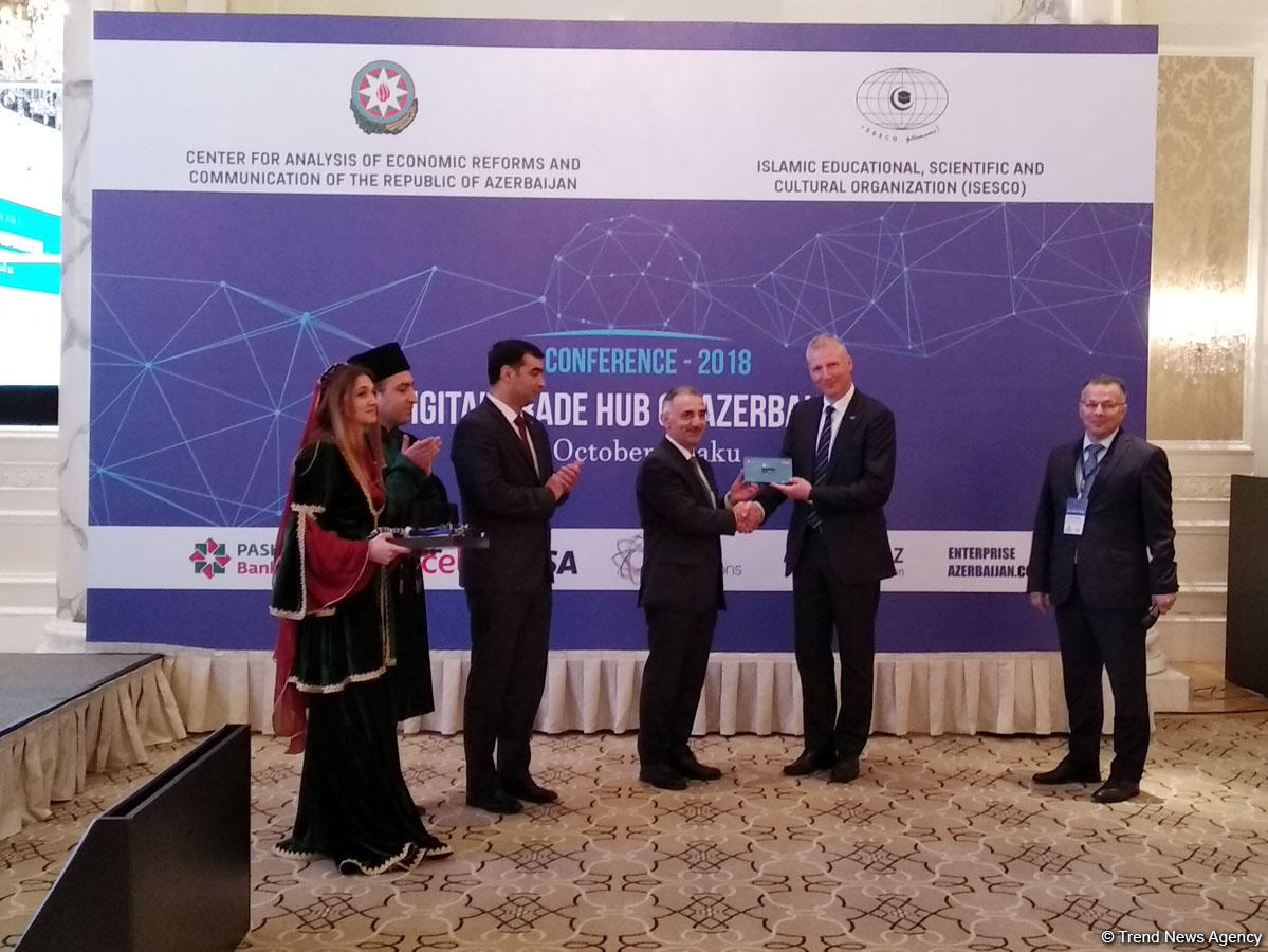 Гендиректор ISESCO и глава представительства ЕС в Азербайджане получили статус мобильного резидента (ФОТО)