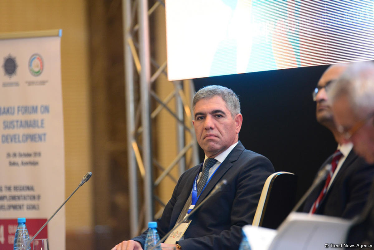 В Азербайджане ежегодно в рынок труда выходит 100 тыс. новой рабочей силы - министр (ФОТО)