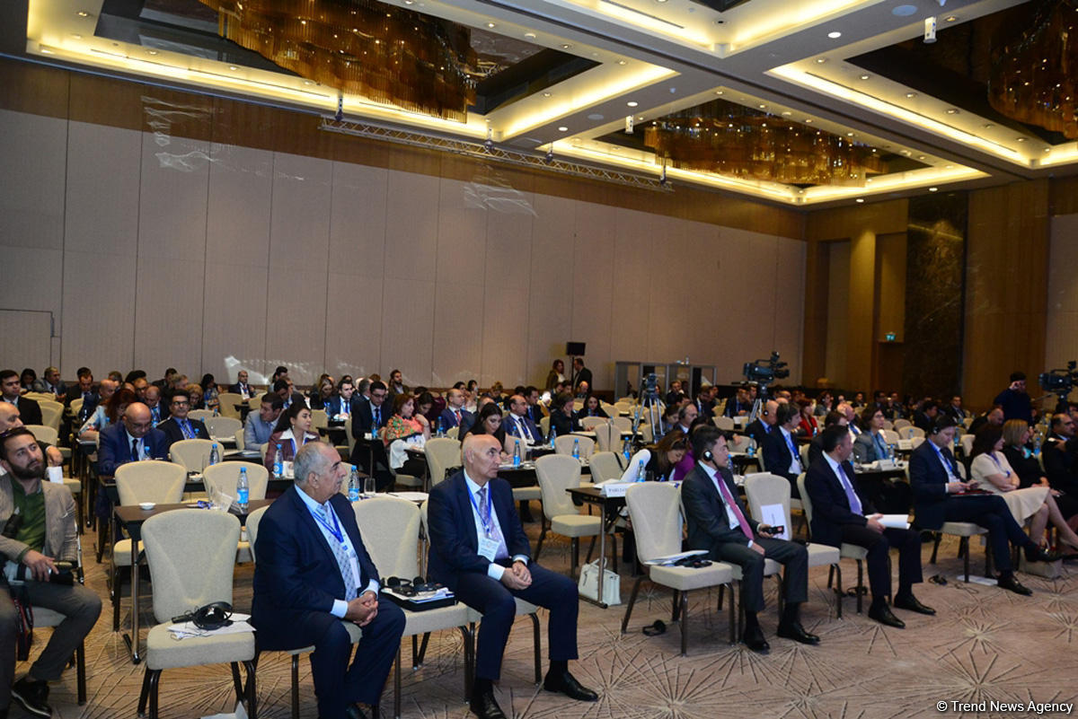 В Азербайджане ежегодно в рынок труда выходит 100 тыс. новой рабочей силы - министр (ФОТО)