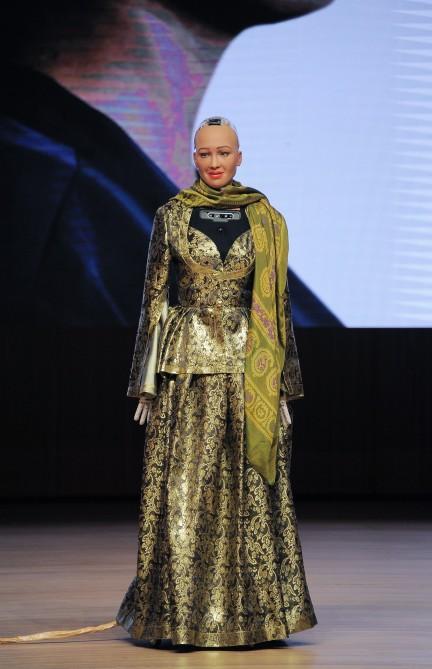 Фахрия Халафова: Во время примерки робот София кокетничала (ВИДЕО, ФОТО)