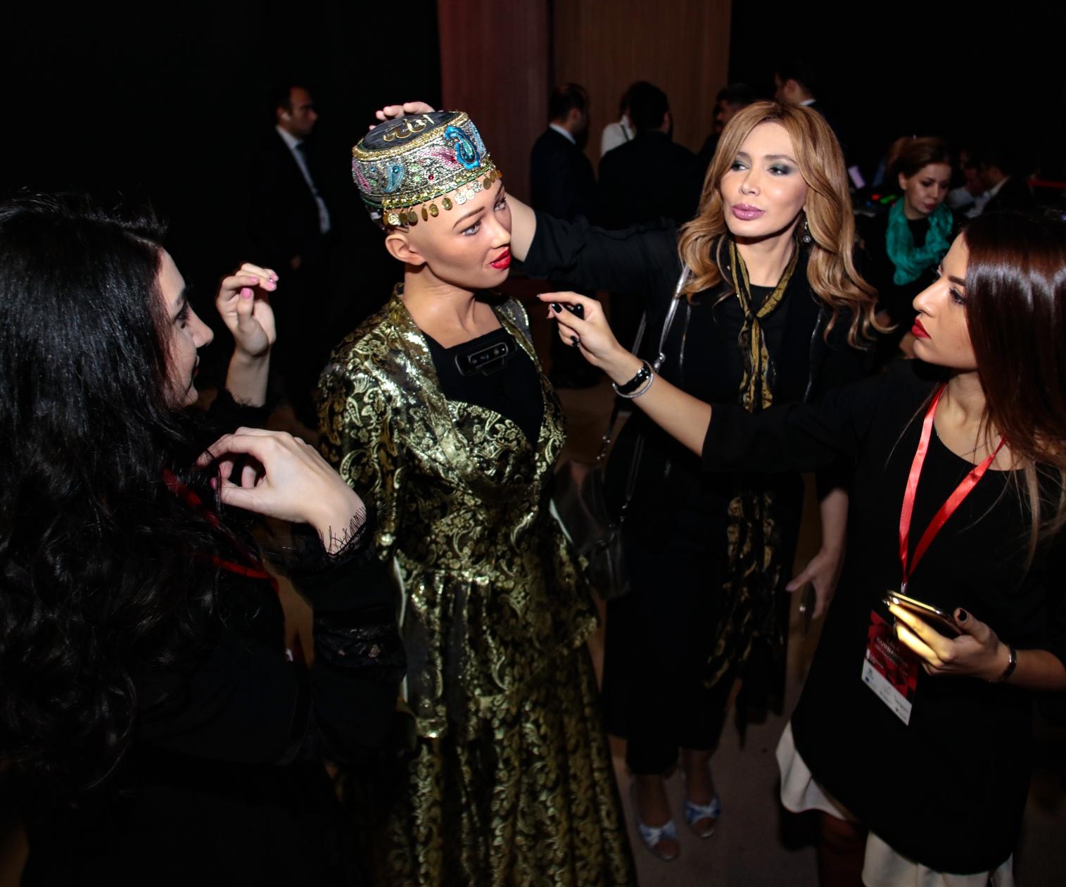 Фахрия Халафова: Во время примерки робот София кокетничала (ВИДЕО, ФОТО)