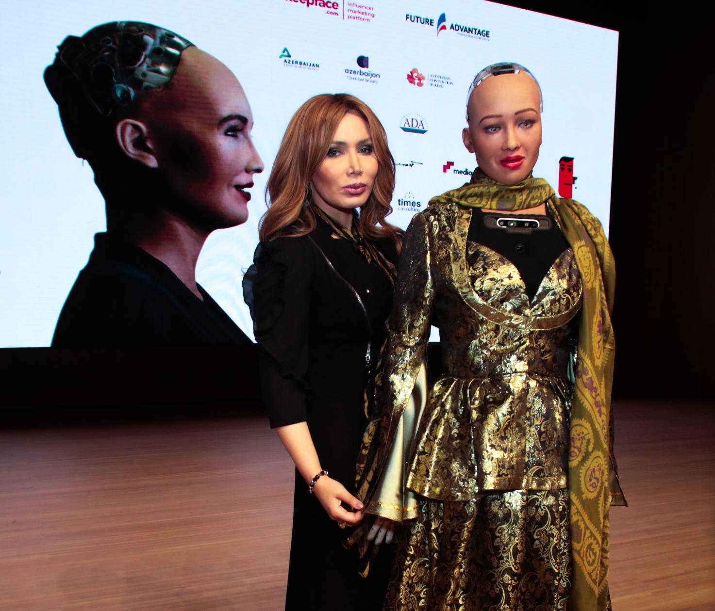 Фахрия Халафова: Во время примерки робот София кокетничала (ВИДЕО, ФОТО)