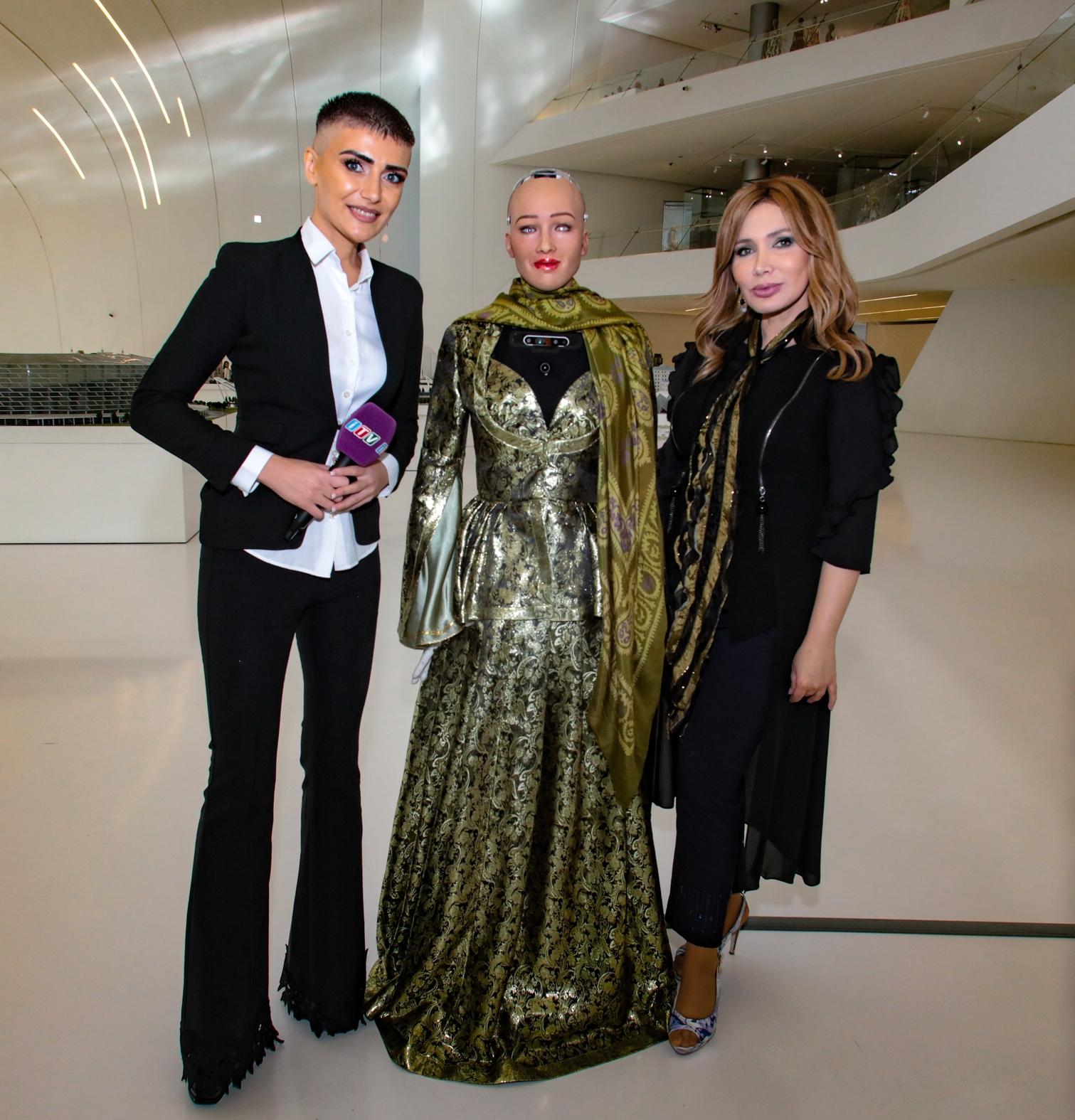 Фахрия Халафова: Во время примерки робот София кокетничала (ВИДЕО, ФОТО)