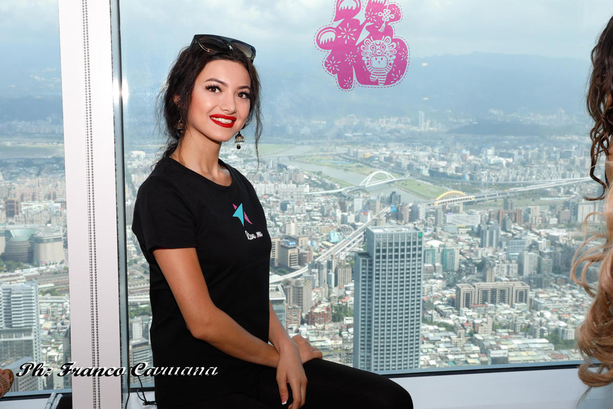 Азербайджанская красавица вошла в ТОП-10 мировых королев благотворительности (ФОТО)