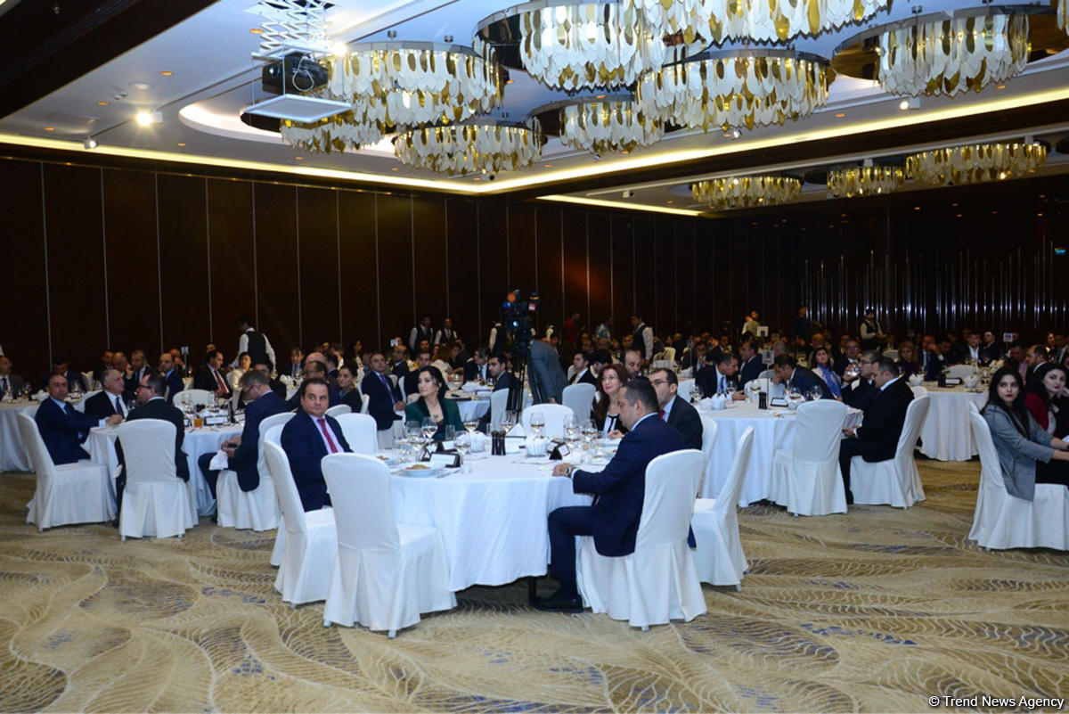 Азербайджан рассчитывает на треть увеличить объем безналичных платежей в стране (ФОТО)