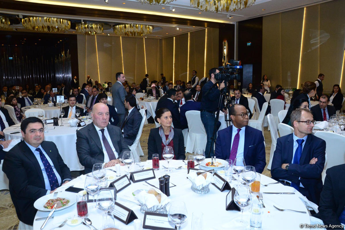 Азербайджан рассчитывает на треть увеличить объем безналичных платежей в стране (ФОТО)