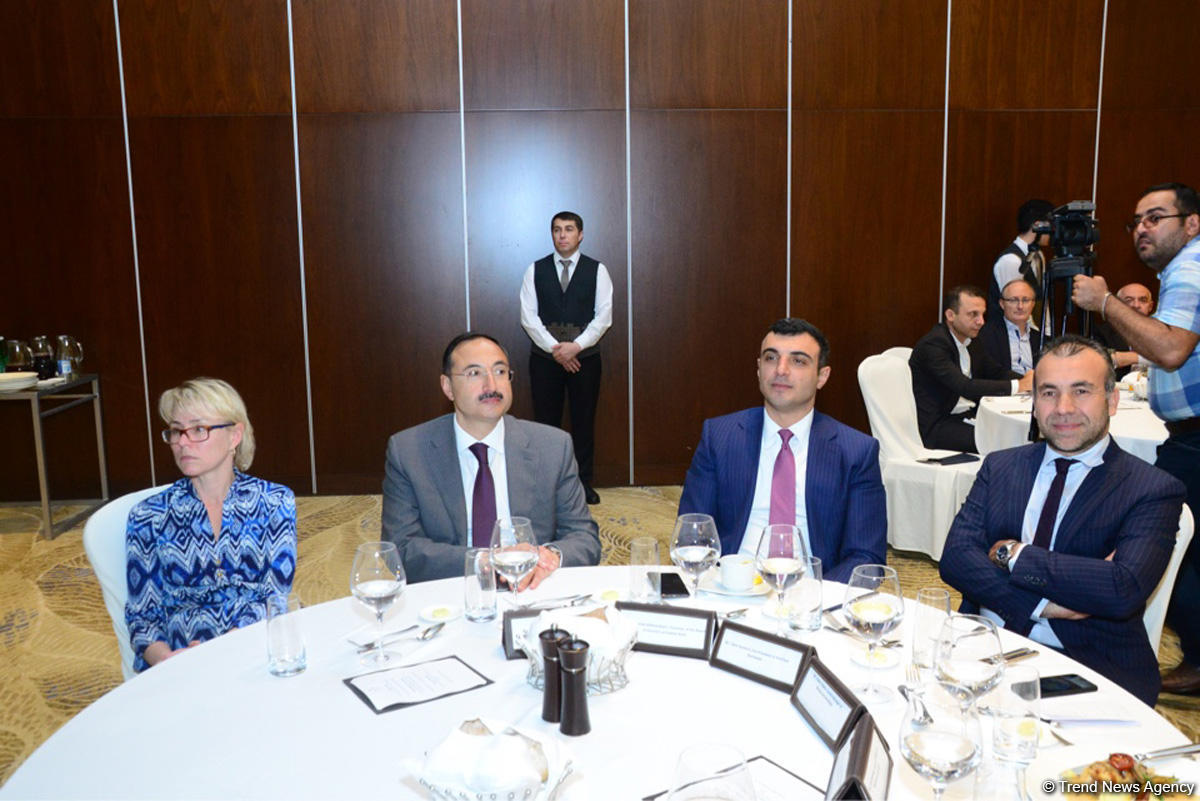 Азербайджан рассчитывает на треть увеличить объем безналичных платежей в стране (ФОТО)