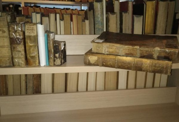 В Центральной научной библиотеке Азербайджана хранится 20 старинных книг (ФОТО)