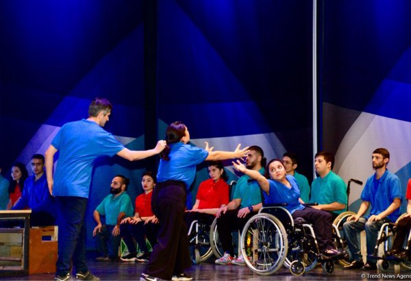 Без ограничений! Оригинальные этюды на открытии Бакинской международной театральной конференции (ФОТО)