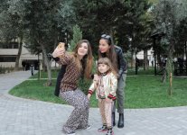 Вице-президент Фонда Гейдара Алиева Лейла Алиева в рамках проекта "Наш двор" приняла участие в открытии благоустроенного двора и массовой посадке деревьев (ФОТО)