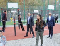 Вице-президент Фонда Гейдара Алиева Лейла Алиева в рамках проекта "Наш двор" приняла участие в открытии благоустроенного двора и массовой посадке деревьев (ФОТО)