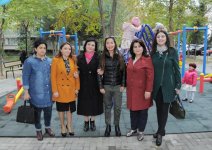 Вице-президент Фонда Гейдара Алиева Лейла Алиева в рамках проекта "Наш двор" приняла участие в открытии благоустроенного двора и массовой посадке деревьев (ФОТО)
