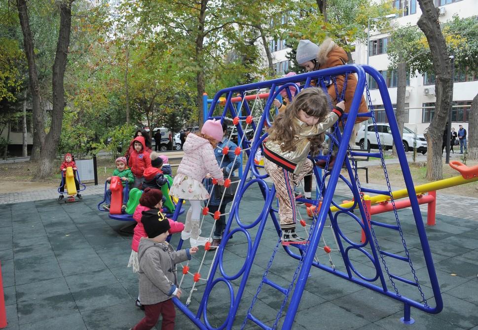 Вице-президент Фонда Гейдара Алиева Лейла Алиева в рамках проекта "Наш двор" приняла участие в открытии благоустроенного двора и массовой посадке деревьев (ФОТО)