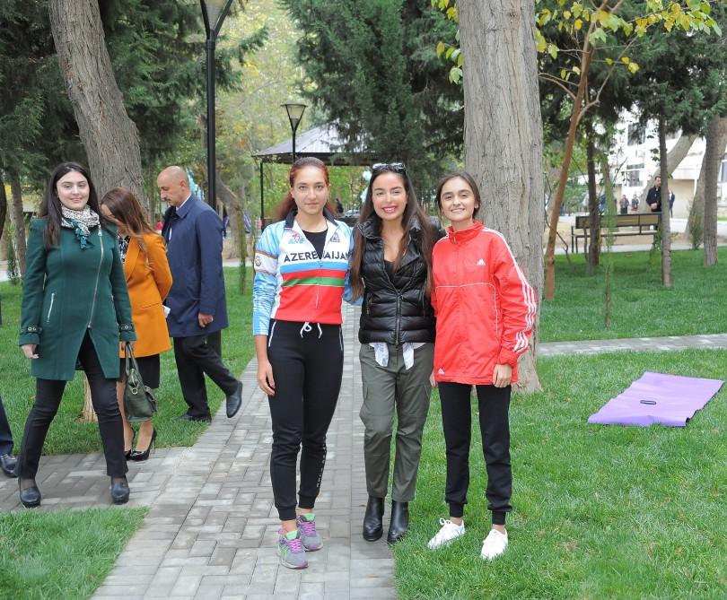 Вице-президент Фонда Гейдара Алиева Лейла Алиева в рамках проекта "Наш двор" приняла участие в открытии благоустроенного двора и массовой посадке деревьев (ФОТО)