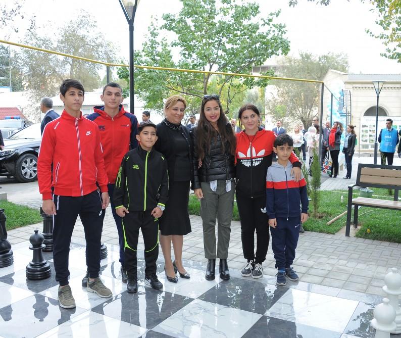 Вице-президент Фонда Гейдара Алиева Лейла Алиева в рамках проекта "Наш двор" приняла участие в открытии благоустроенного двора и массовой посадке деревьев (ФОТО)