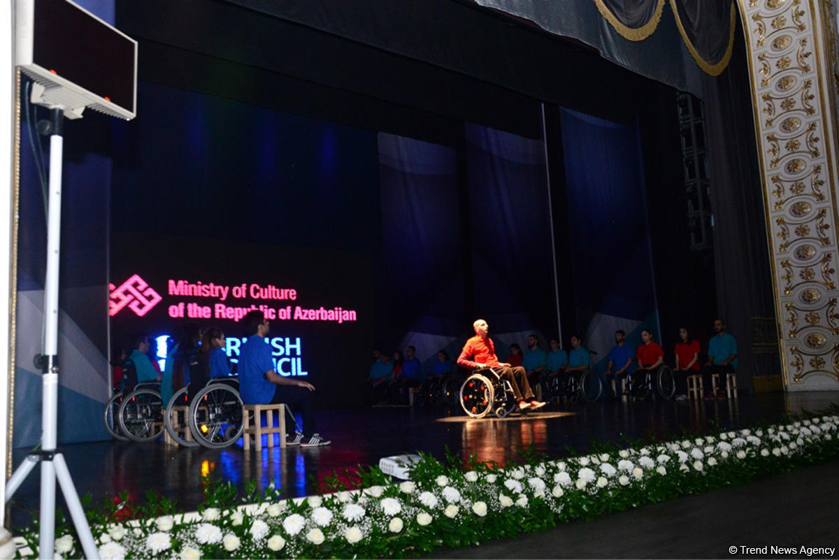 Без ограничений! Оригинальные этюды на открытии Бакинской международной театральной конференции (ФОТО)