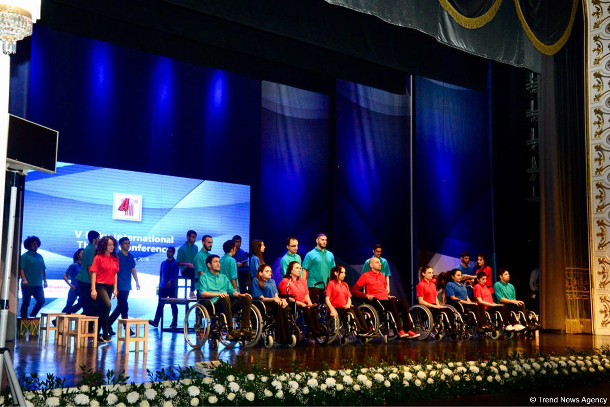 Без ограничений! Оригинальные этюды на открытии Бакинской международной театральной конференции (ФОТО)