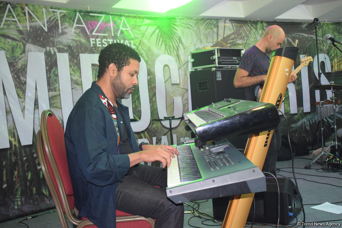 Пылающая семба и страстная кизомба в вечернем Баку от Африканского Стинга (ФОТО/ВИДЕО)