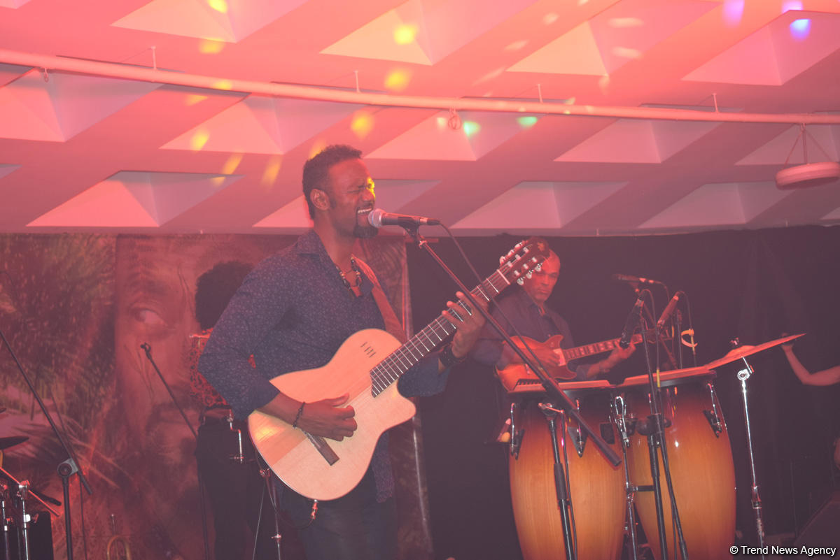 Пылающая семба и страстная кизомба в вечернем Баку от Африканского Стинга (ФОТО/ВИДЕО)