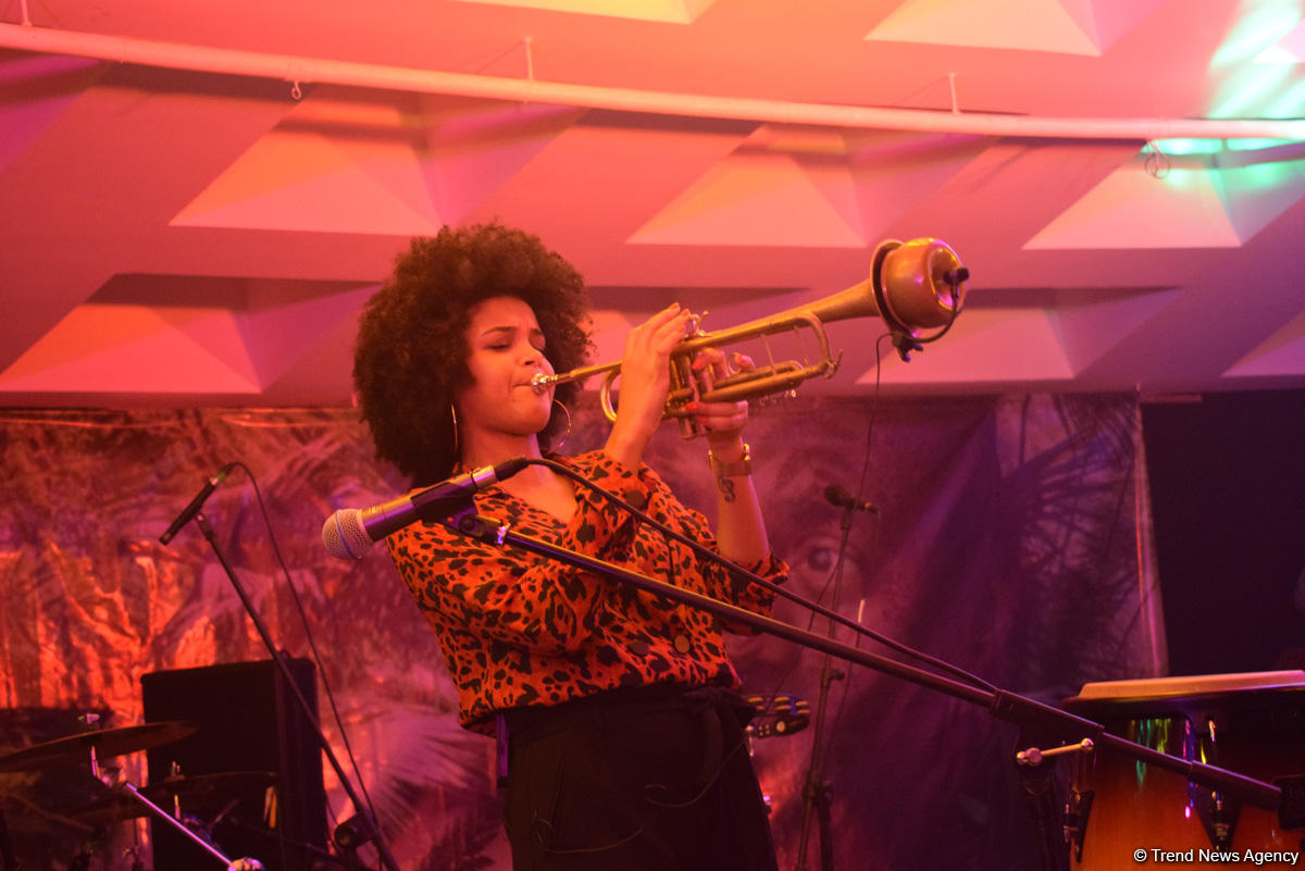 Пылающая семба и страстная кизомба в вечернем Баку от Африканского Стинга (ФОТО/ВИДЕО)