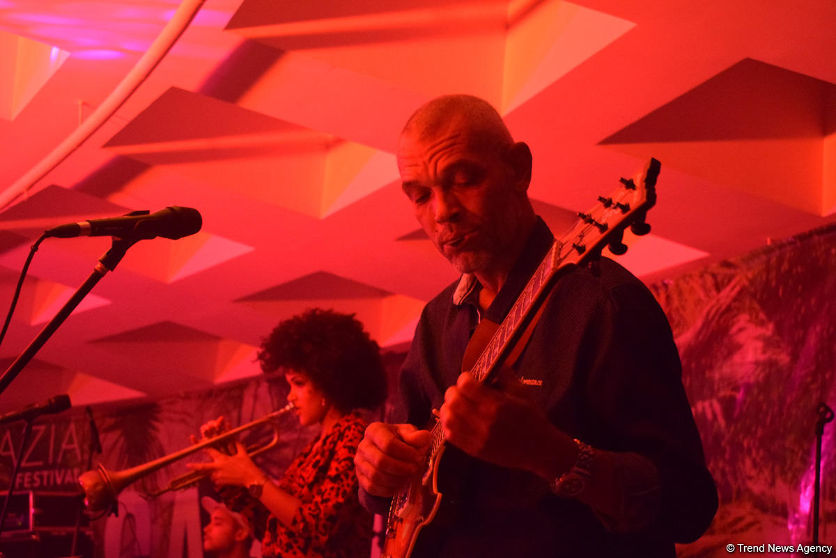 Пылающая семба и страстная кизомба в вечернем Баку от Африканского Стинга (ФОТО/ВИДЕО)