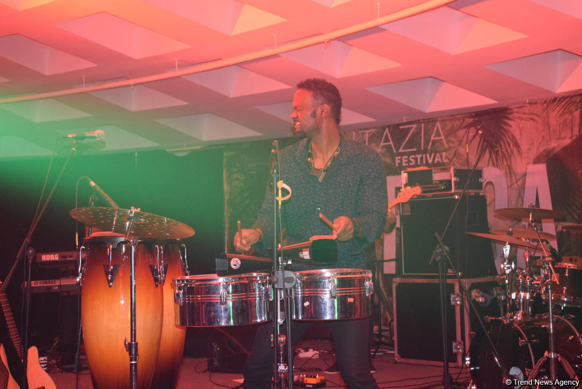 Пылающая семба и страстная кизомба в вечернем Баку от Африканского Стинга (ФОТО/ВИДЕО)