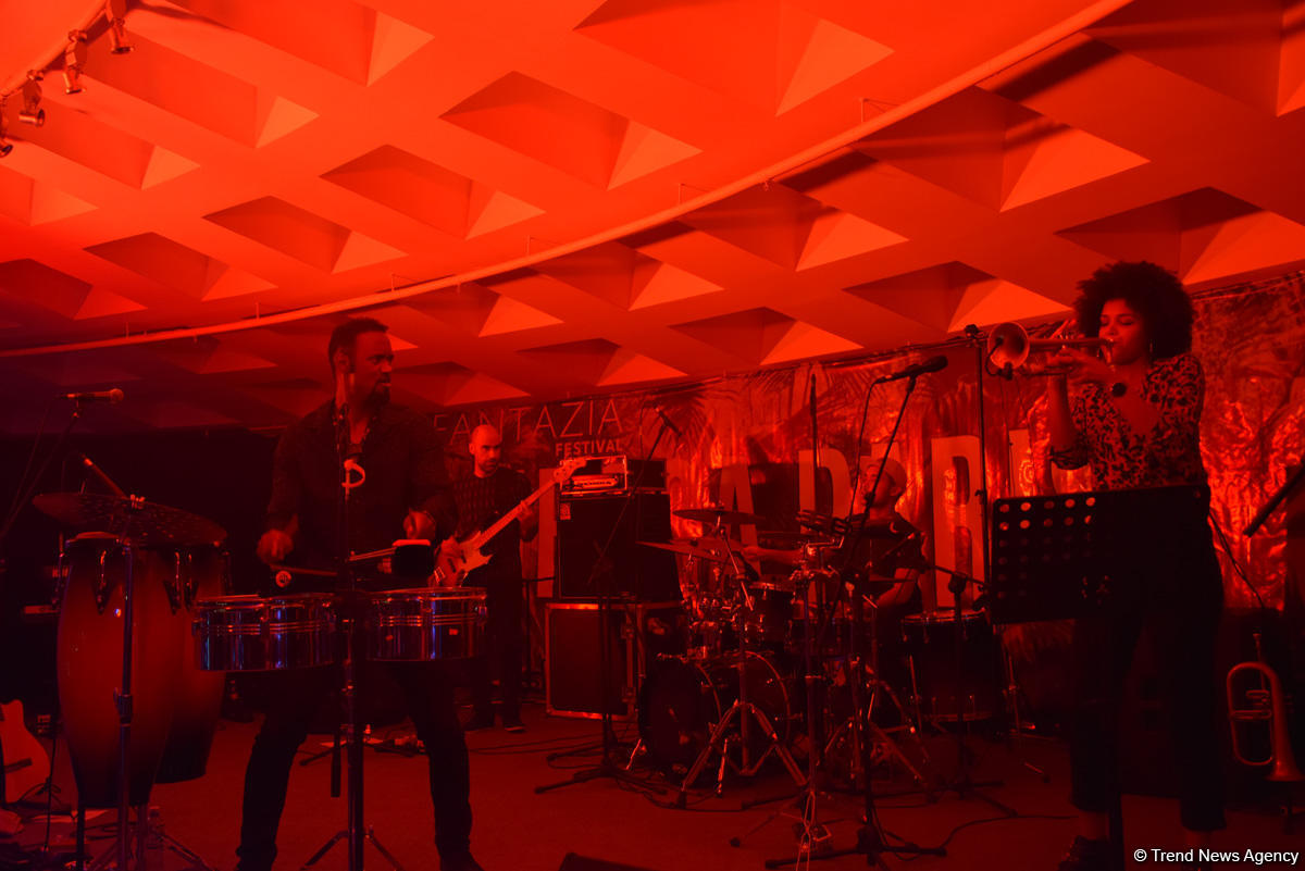 Пылающая семба и страстная кизомба в вечернем Баку от Африканского Стинга (ФОТО/ВИДЕО)