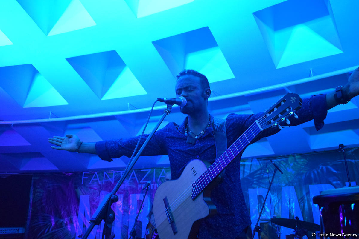 Пылающая семба и страстная кизомба в вечернем Баку от Африканского Стинга (ФОТО/ВИДЕО)