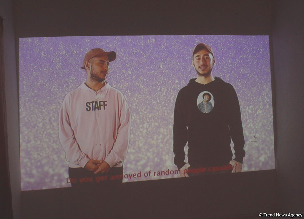 Застенчивый мальчик из розового будущего, или Влияние соцсетей на  азербайджанское общество (ФОТО)