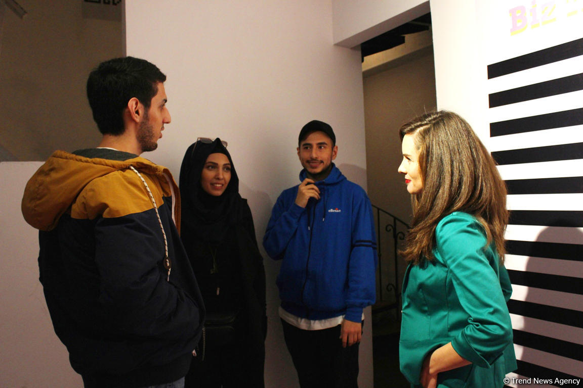 Застенчивый мальчик из розового будущего, или Влияние соцсетей на  азербайджанское общество (ФОТО)