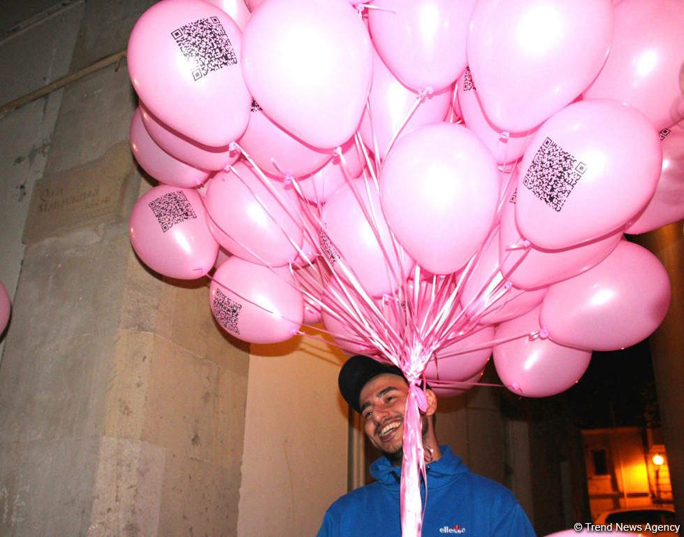 Застенчивый мальчик из розового будущего, или Влияние соцсетей на  азербайджанское общество (ФОТО)