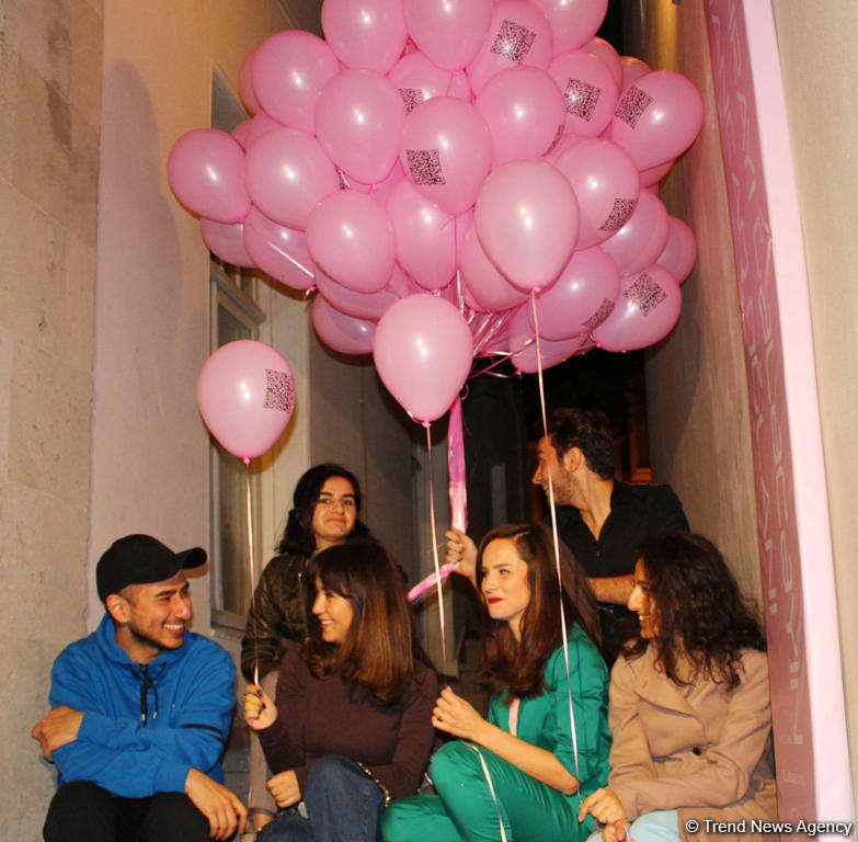 Застенчивый мальчик из розового будущего, или Влияние соцсетей на  азербайджанское общество (ФОТО)