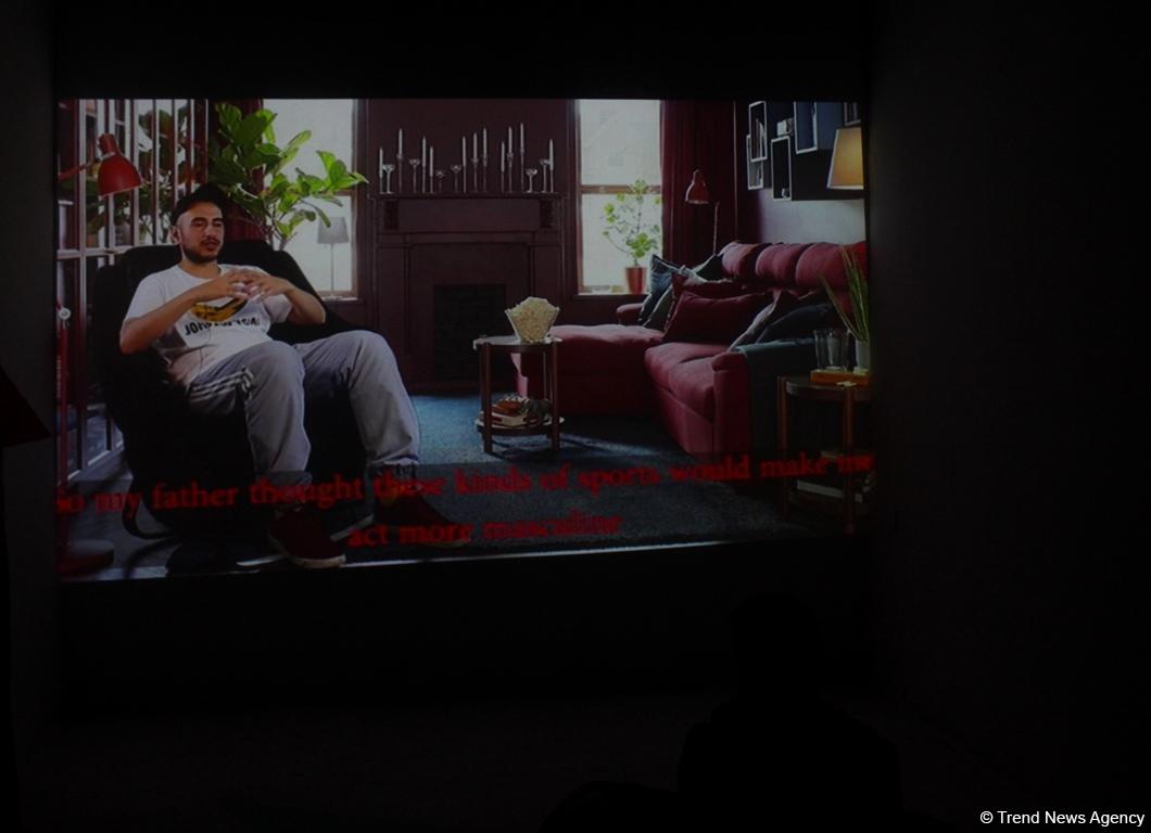 Застенчивый мальчик из розового будущего, или Влияние соцсетей на  азербайджанское общество (ФОТО)