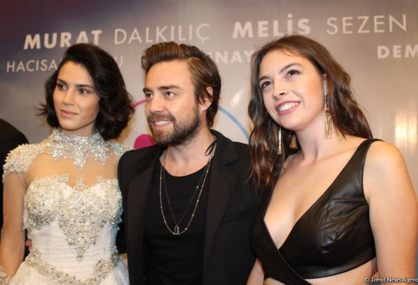 Буря эмоций: турецкие звезды Мурат Далкылыч, Мелис Сезен и Серенай Акташ в Баку (ФОТО)