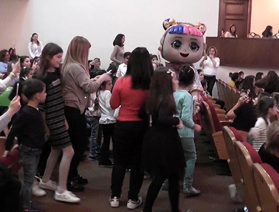 Старый Новый год с эпатажными куклами в Баку (ВИДЕО, ФОТО)