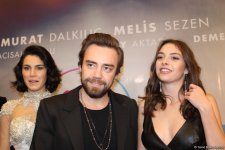 Буря эмоций: турецкие звезды Мурат Далкылыч, Мелис Сезен и Серенай Акташ в Баку (ФОТО)