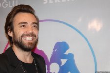 Буря эмоций: турецкие звезды Мурат Далкылыч, Мелис Сезен и Серенай Акташ в Баку (ФОТО)