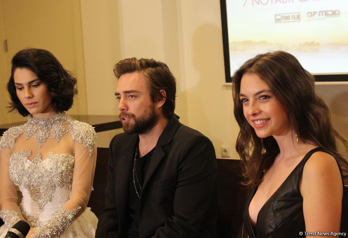Буря эмоций: турецкие звезды Мурат Далкылыч, Мелис Сезен и Серенай Акташ в Баку (ФОТО)