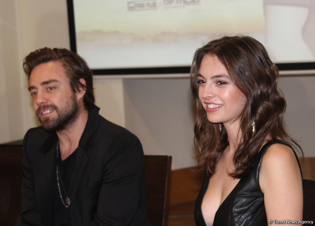 Буря эмоций: турецкие звезды Мурат Далкылыч, Мелис Сезен и Серенай Акташ в Баку (ФОТО)