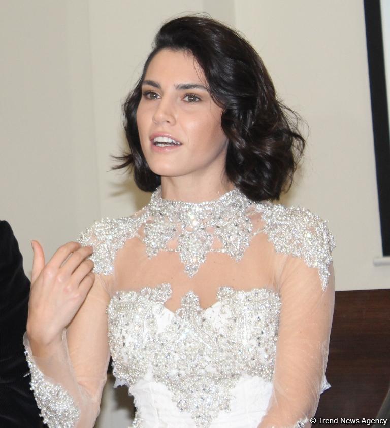 Буря эмоций: турецкие звезды Мурат Далкылыч, Мелис Сезен и Серенай Акташ в Баку (ФОТО)