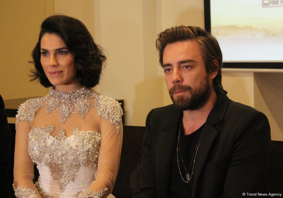 Буря эмоций: турецкие звезды Мурат Далкылыч, Мелис Сезен и Серенай Акташ в Баку (ФОТО)