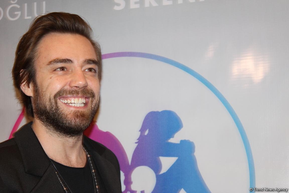 Буря эмоций: турецкие звезды Мурат Далкылыч, Мелис Сезен и Серенай Акташ в Баку (ФОТО)