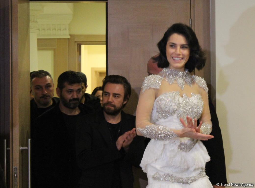 Буря эмоций: турецкие звезды Мурат Далкылыч, Мелис Сезен и Серенай Акташ в Баку (ФОТО)