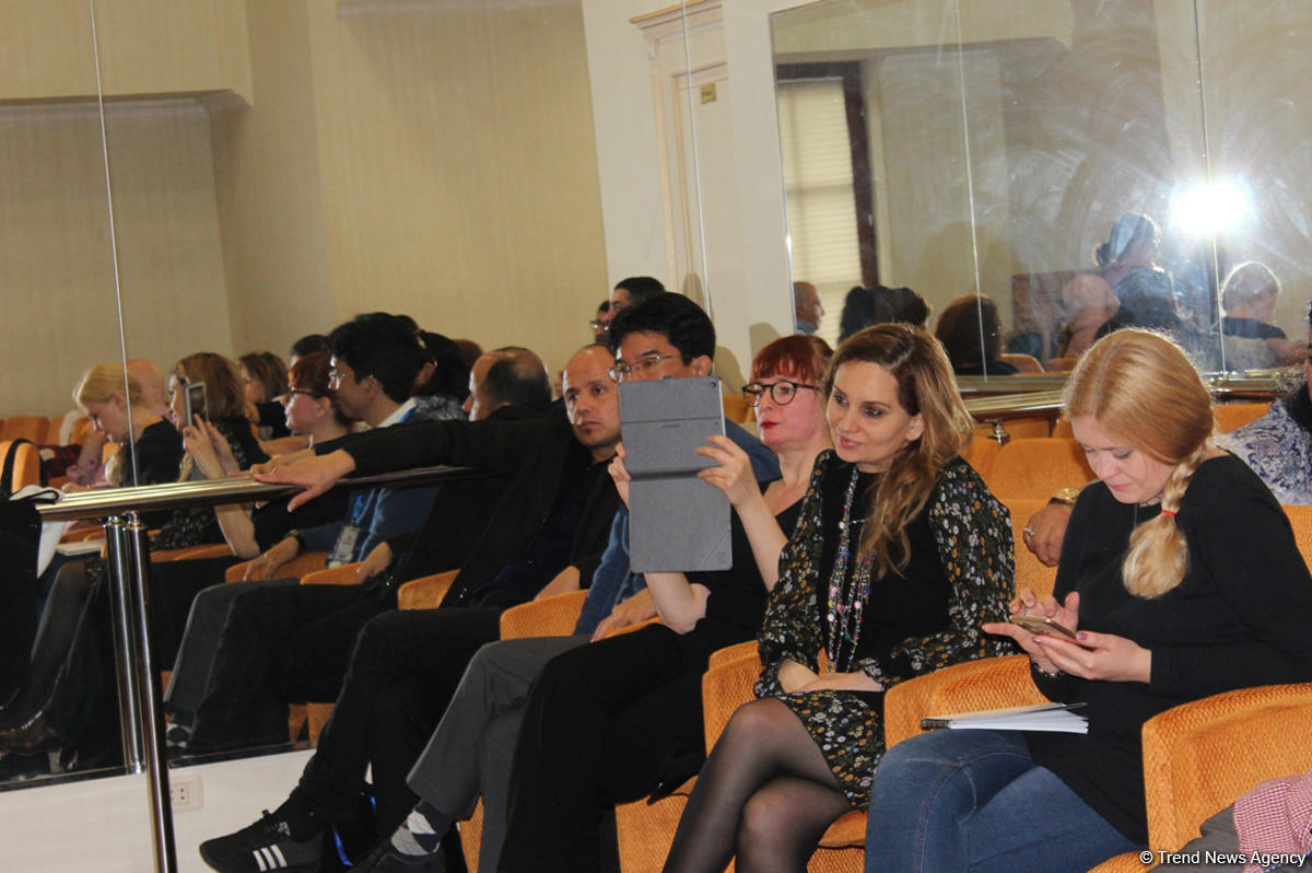 Режиссер из Франции представил в Баку "Метод Салимова" (ФОТО)