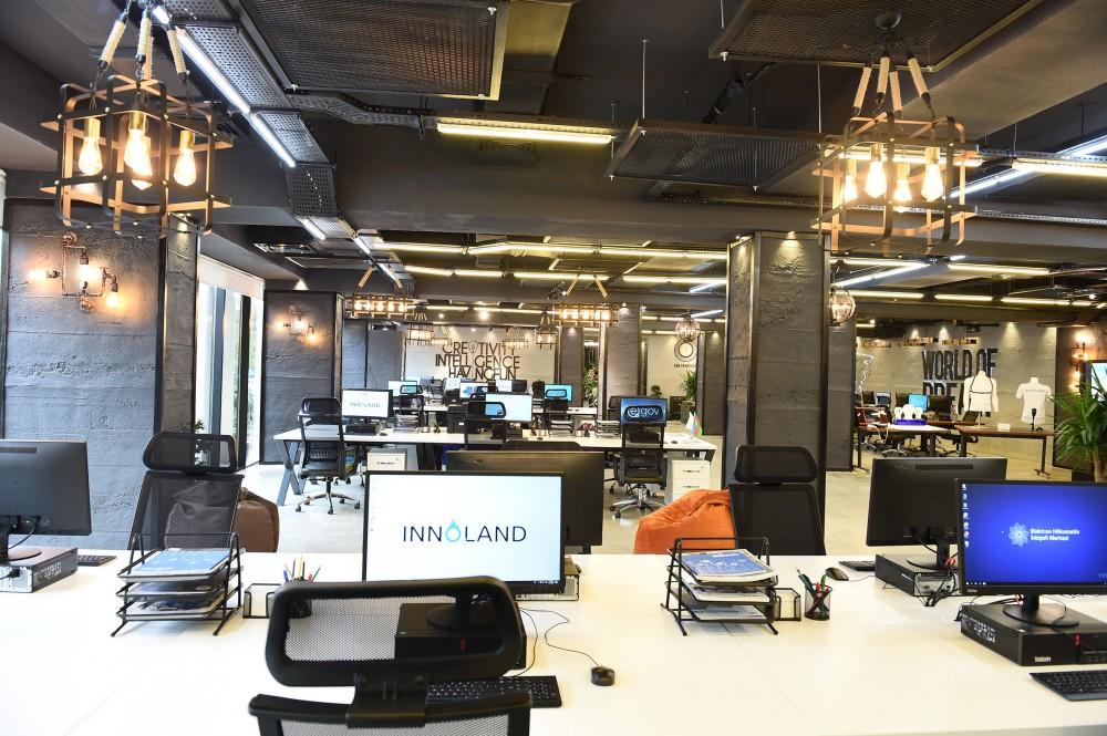 Президент Ильхам Алиев и Первая леди Мехрибан Алиева приняли участие в открытии административного здания Центра развития электронного правительства (ФОТО)