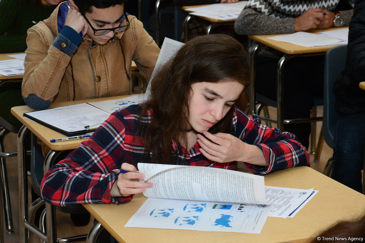 В Бакинском филиале МГУ имени М.В.Ломоносова прошел уникальный Международный географический диктант-2018 (ФОТО)